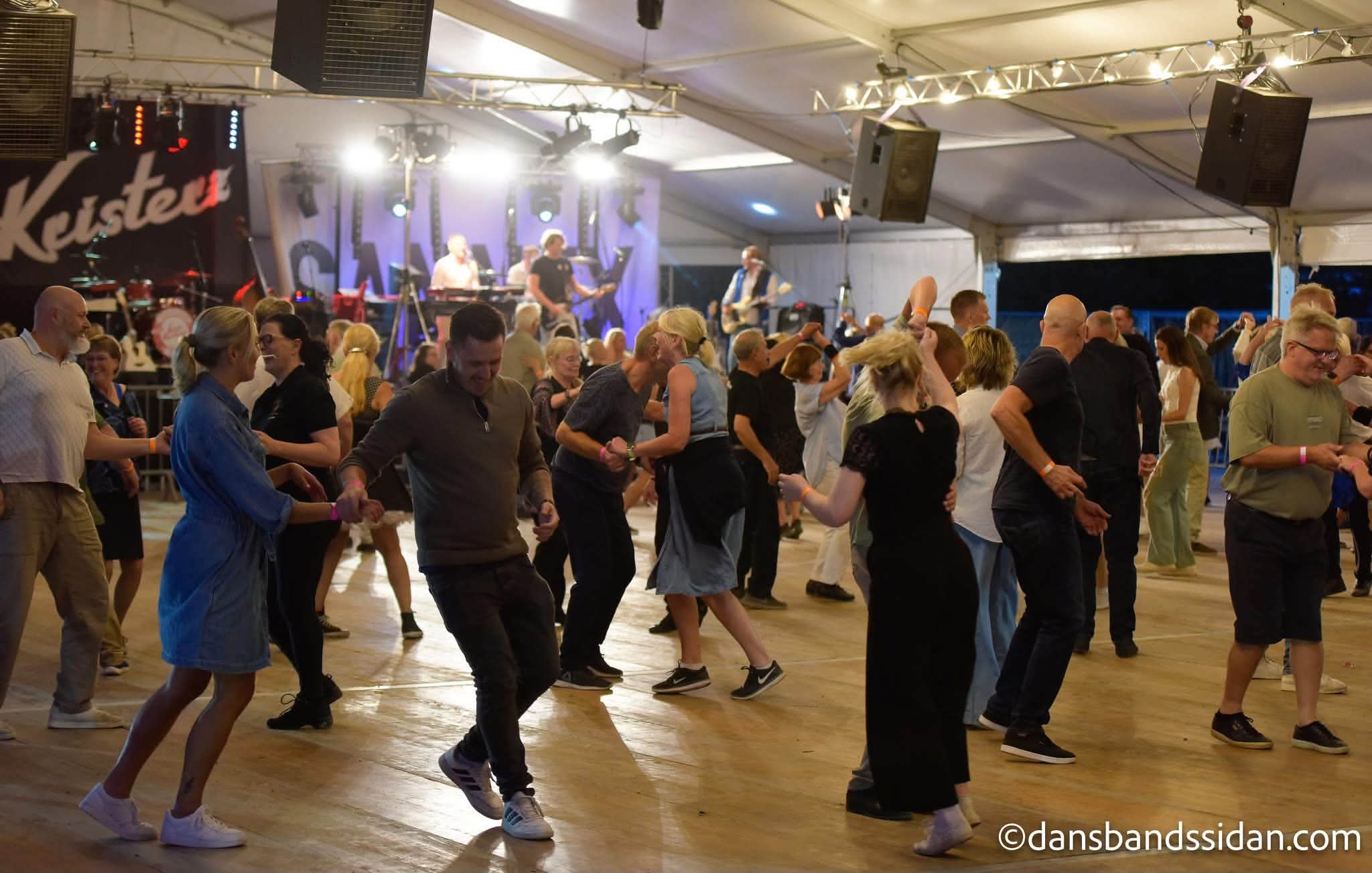 Fullt dansgolv i stora danstältet på I Love Dansband 2026